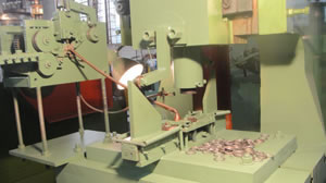 Machine pour la fabrication d'anneaux brisés